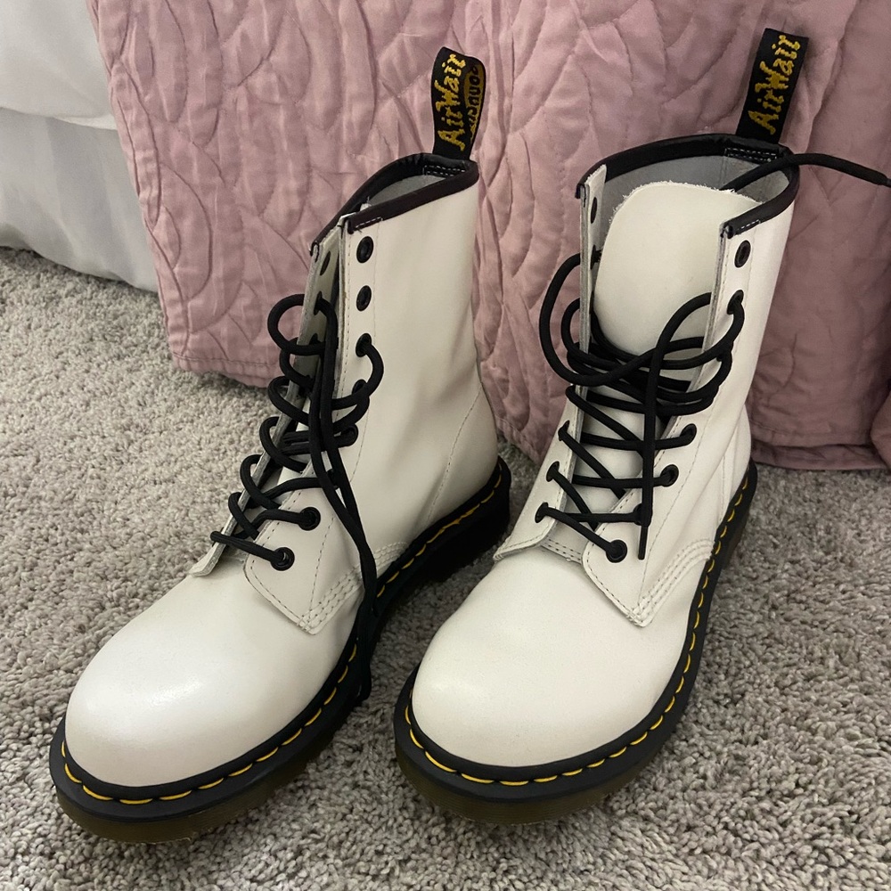 NEVER WORN White Dr. Martens!! 🤍